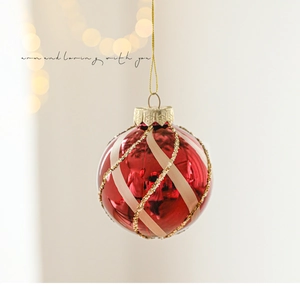 Dettaglio pallina di Natale rossa lucida 8cm con nastro crema e decori a griglia dorata