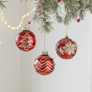 Tre palline di Natale rosse lucide da 8 cm con motivi glitter oro su rami di pino
