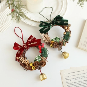 Couronne de Noël avec nœud Merry Christmas, pommes de pin et cloches pour décor de fête