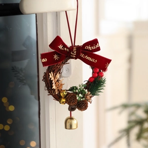 Couronne de Noël avec nœud en velours rouge et cloches dorées pour décor de porte