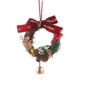 Couronne de Noël avec nœud Merry Christmas, pommes de pin et baies sur fond blanc