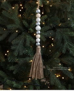 Makroansicht nordischer Weihnachtsperlen mit Hirschdruck und Hanfseil-Quaste