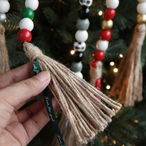 Handgefertigte Weihnachts-Holzperlengirlande mit Karomustern und Jutequaste Deko
