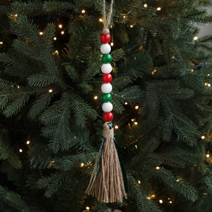 Weihnachtliche Holzperlengirlande mit rot-weiß-grünen Perlen und Jute-Quaste