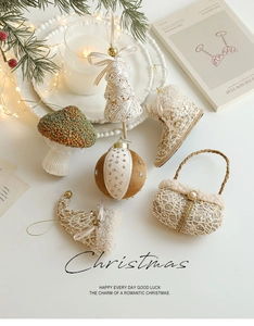 Champagne foam kersthangers set met kant, parels en fluwelen details decoratie