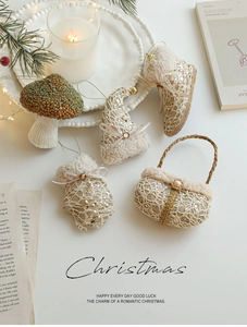 Detail van luxe champagne kersthangers met lovertjes, kant en parelversieringen