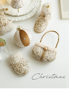 Champagne kersthangers met pailletten, parels en imitatiebont in luxe cadeauset