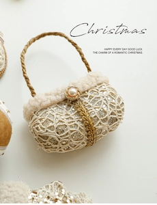 Detail van champagne kerstversiering met kanttextuur, parels en gouden pailletten