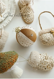 Detailopname van champagnekleurige pailletten en kralen textuur van kerstversiering