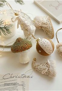 Champagne kersthangers met parels en pailletten voor feestelijke boomdecoratie