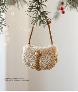 Detail van champagne gehaakte kerstmand met parel en bontrand aan de kerstboom