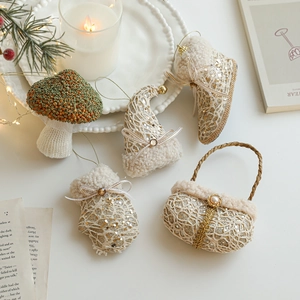 Champagne schuim kersthangers met parels en pailletten voor boomdecoratie