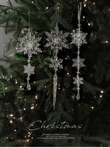Detailansicht von Acryl Champagner Schneeflocken-Anhängern an einem Weihnachtsbaum