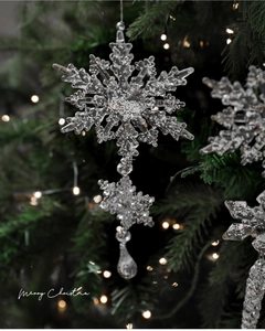 Detailansicht von Acryl Schneeflocken-Anhänger mit Silberglitzer am Weihnachtsbaum-Ast