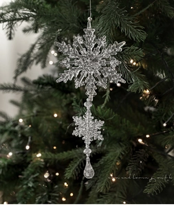 Detail von Acryl-Champagner-Schneeflocken-Anhänger mit Glitzer auf dem Weihnachtsbaum