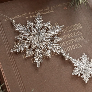 Acryl-Schneeflocken mit Silberglitzer für den Weihnachtsbaum und die Fensterdekoration