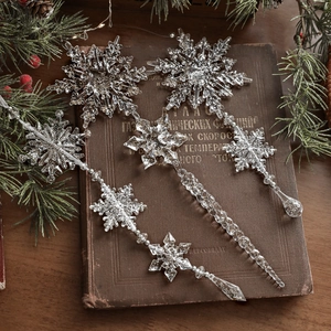 Klare Acryl-Schneeflocken für den Weihnachtsbaum mit edlen Perlen und Eiszapfen-Anhängern