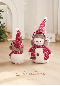 Vue détaillée de deux bonhommes de neige de Noël avec bonnets et cache-oreilles en tissu