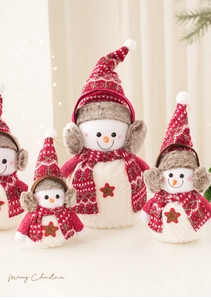 Vue détaillée de trois bonhommes de neige en peluche rouge et blanc avec étoiles Welcome