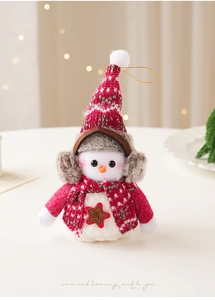 Gros plan du bonhomme de neige en peluche avec bonnet rouge et étoile Welcome