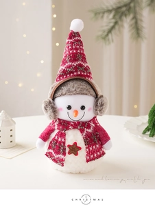 Gros plan détaillé du bonhomme de neige de Noël avec bonnet tricoté et logo Welcome