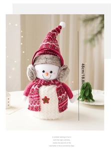 Détail d'un bonhomme de neige de Noël de 48 cm avec bonnet tricoté et étoile Welcome