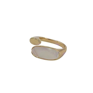 Bague ajustable dorée minimaliste avec une élégante incrustation de nacre ovale