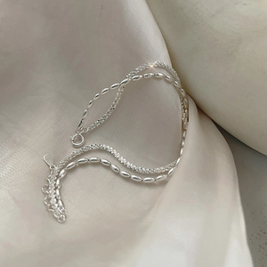 Dettaglio del bracciale a doppio strato in argento S925 con perle ovali e pietre brillanti