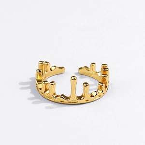 Detailed close-up of golden fluid lava ring featuring S925 hallmark on inner band