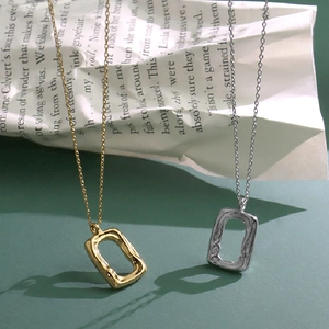 Minimalistische geometrische Lava-Halskette in Gold und Silber mit feiner Gliederkette