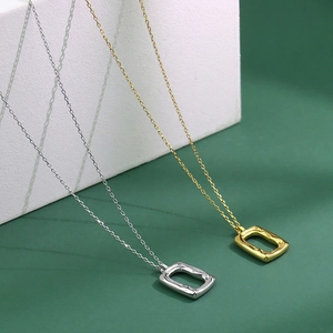 Minimalistische geometrische Rechteck-Anhänger Halsketten in Gold und Silber auf Marmor