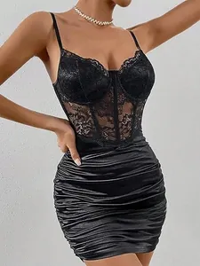 Détail du corsage en dentelle noire avec armatures et texture de satin froncé