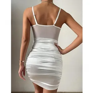 Détail de la robe corset en dentelle blanche avec tulle transparent et satin froncé