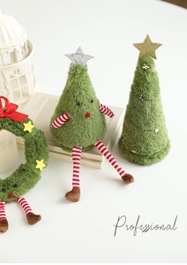 Dettaglio di bambole albero di Natale in peluche verde con arti a strisce per decoro casa