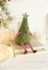 Dettaglio bambola di peluche a forma di albero di Natale con arti a righe e decorazione