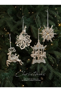 Décorations de Noël dorées pailletées avec paon, renne et carrousel sur le sapin