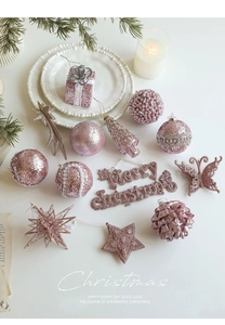 Détails de décorations de Noël roses pailletées avec étoiles, pommes de pin et boules