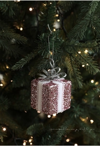 Décoration de Noël boîte cadeau rose pailletée avec perles sur branche de sapin