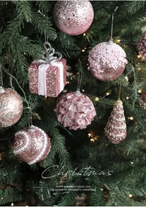 Décorations de Noël roses avec paillettes et perles suspendues à un sapin festif