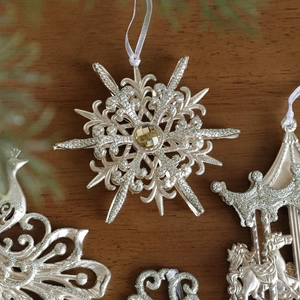 Décorations de Noël argentées à paillettes en forme de flocon sur bois