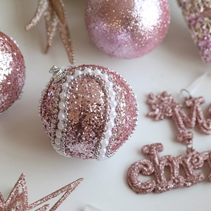Boule de Noël rose pailletée avec détails en perles blanches et pendentif Joyeux Noël