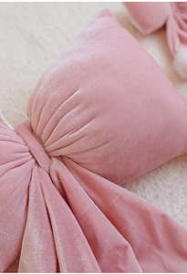 Gros plan du nœud en velours rose montrant la texture douce et la matière pelucheuse