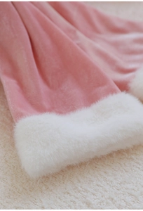 Détail du nœud de Noël en velours rose avec texture de bordure en fausse fourrure blanche