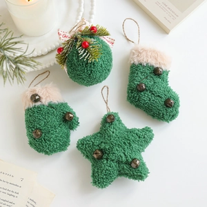 Set de décorations de Noël en peluche verte incluant étoile et botte avec clochettes
