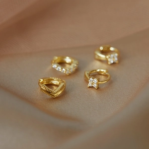 Set di orecchini a cerchio in argento S925 dorato a forma di V e floreale su raso beige