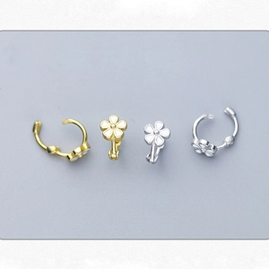 Minimalistische 925er Silber Gänseblümchen Creolen in Gold und Silber mit Emaille-Blüten