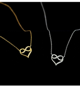 Détail de colliers pendentifs cœur infini ornés de cristaux en or et argent brillant