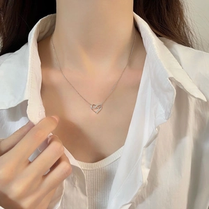 Collier cœur infini élégant en argent avec zircons étincelants sur mannequin femme