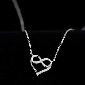 Collier cœur infini en argent avec zircons étincelants sur fond en velours noir chic