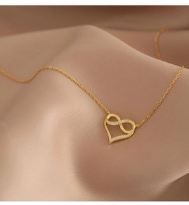 Gros plan du pendentif cœur infini en or 18K serti de cristaux sur du satin